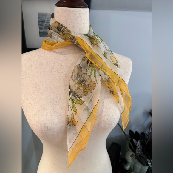 Vintage 30” x 30” tPolyester Scarf, Poppy Design. - Picture 6 of 12